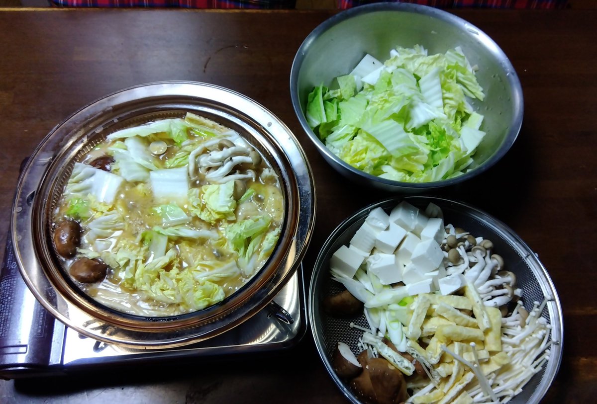 jS97E0yEMbtt8yn's tweet image. おはようございます。写真は昨夜の晩ごはん。味噌ちゃんこスープを使って、お鍋にしました。阿波尾鶏の鶏ブツをイン！おいしい。
#おうちごはん
#味噌ちゃんこ
#鍋物
#阿波尾鶏