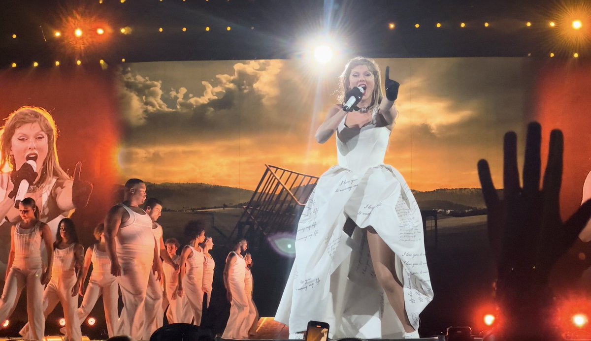 whatupjayyy's tweet photo. #NOLASTSTheErasTour night 3 was absolutely INSANE @taylorswift13 @taylornation13 ♥️♥️♥️♥️ https://t.co/rHfRW2odw8