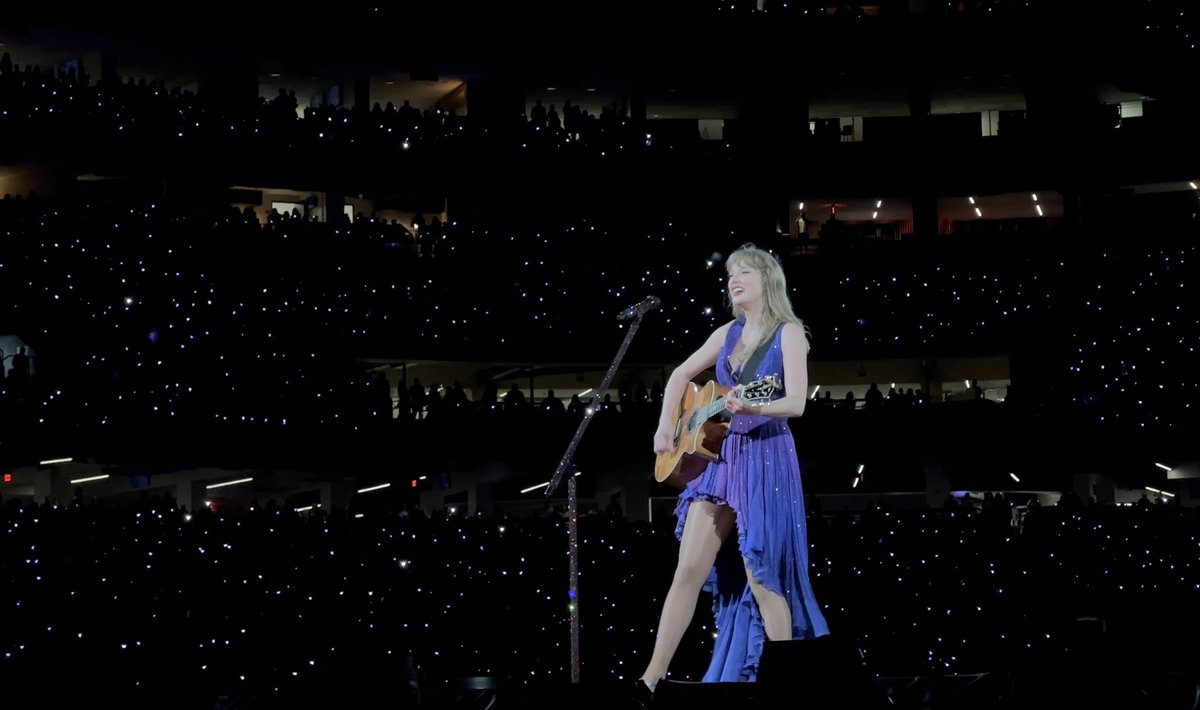whatupjayyy's tweet photo. #NOLASTSTheErasTour night 3 was absolutely INSANE @taylorswift13 @taylornation13 ♥️♥️♥️♥️ https://t.co/rHfRW2odw8