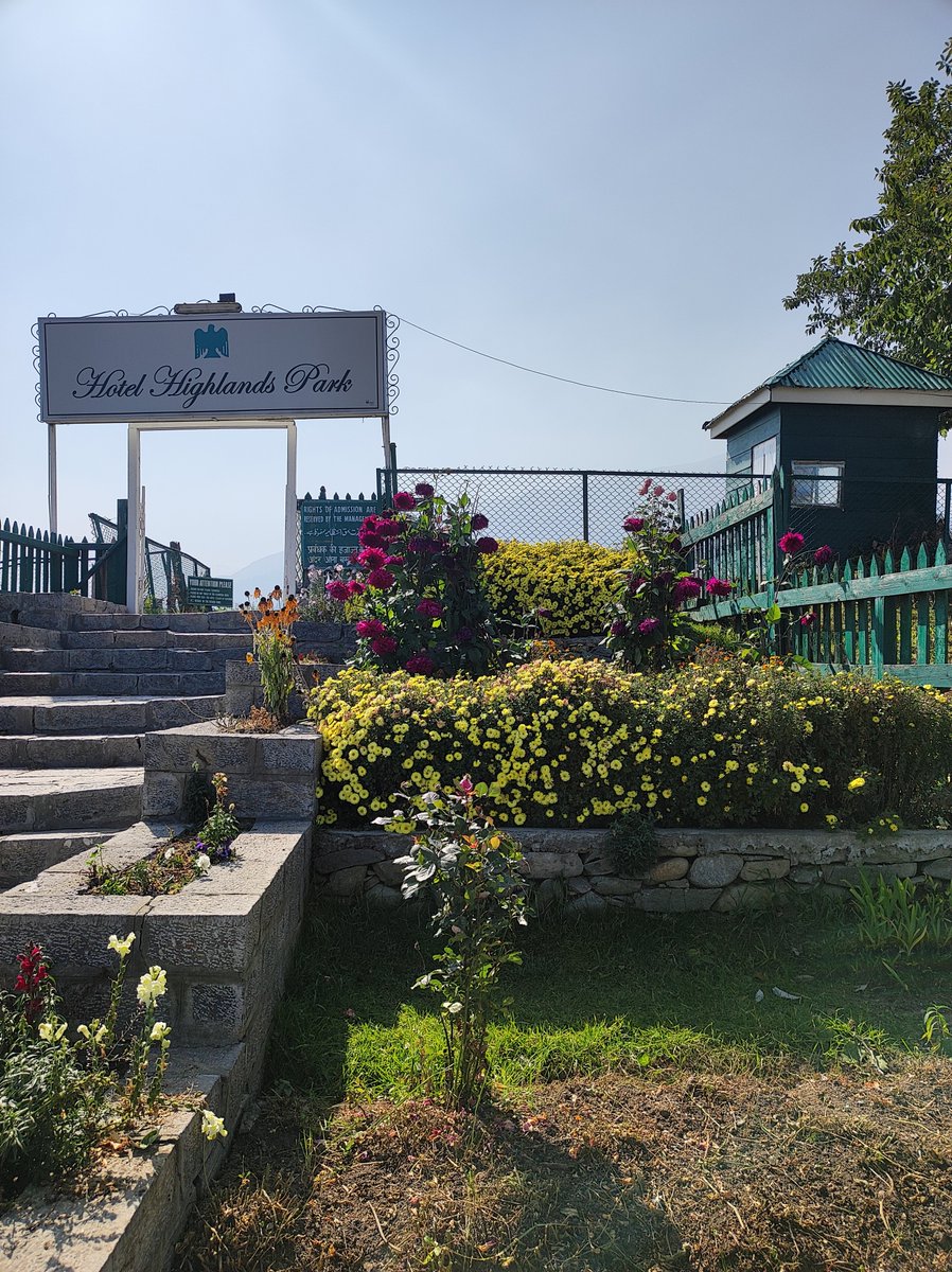 nirupamakotru's tweet photo. The other famous landmark of #Gulmarg in terms of #shootinglocations is HotelHighlandsPark in which there is a hut where 'Hum tum ik kamre main' from #Bobby was shot(Rishi-Dimple).It's the last hut in pic takeninside HighlandsPark(zoom&you can see hut with wheel symbol in front) https://t.co/WmVJmB4xH4