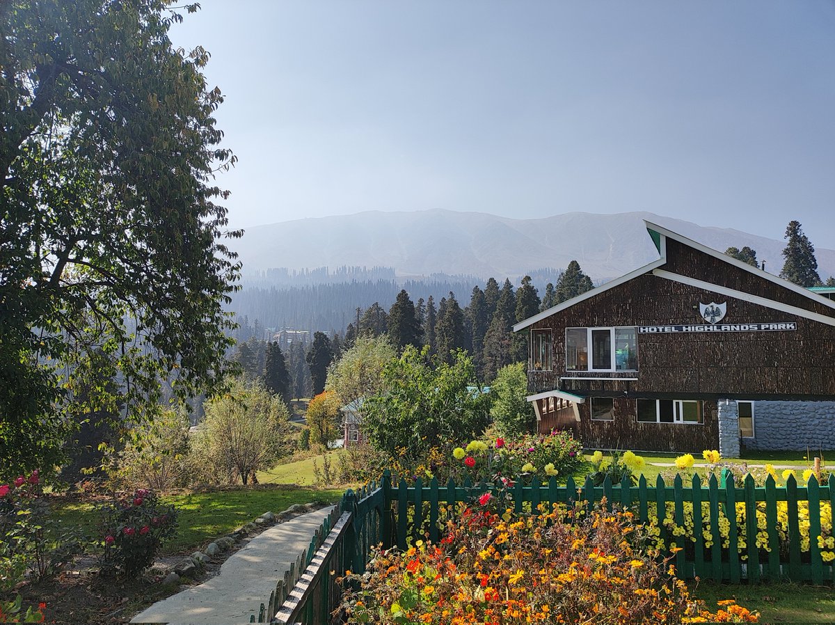 nirupamakotru's tweet photo. The other famous landmark of #Gulmarg in terms of #shootinglocations is HotelHighlandsPark in which there is a hut where 'Hum tum ik kamre main' from #Bobby was shot(Rishi-Dimple).It's the last hut in pic takeninside HighlandsPark(zoom&you can see hut with wheel symbol in front) https://t.co/WmVJmB4xH4