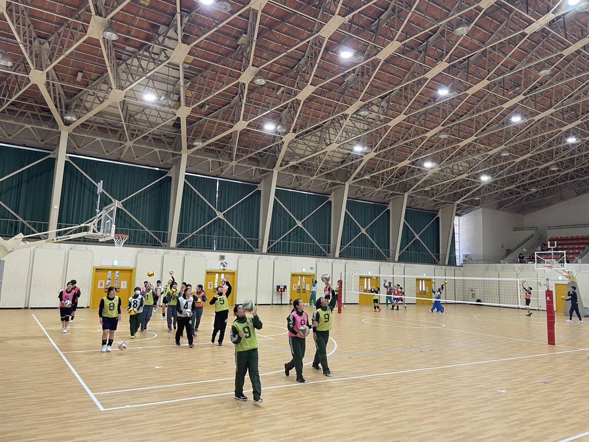 10月27日に陸前高田市と葛巻市で行われた２つのバレー教室に講師として参加させていただきました！
小中学生の皆さんと沢山コミュニケーションを取ることができ、とても楽しい時間となりました😊
不来方高校男子バレーボール部の皆さんにも講師として参加していただきました。ありがとうございました！