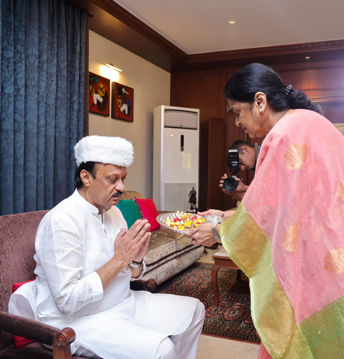 AjitPawarSpeaks's tweet photo. हे औक्षण निखळ प्रेमाचे,
हे औक्षण दृढ विश्वासाचे,
हे औक्षण भक्कम पाठिंब्याचे..!

बारामती मतदारसंघातून उमेदवारी अर्ज दाखल करण्यापूर्वी पत्नी सुनेत्रानं आणि कुटुंब सदस्यांनी माझं औक्षण केलं.

#दादांची_बारामती https://t.co/1icdGddDX1