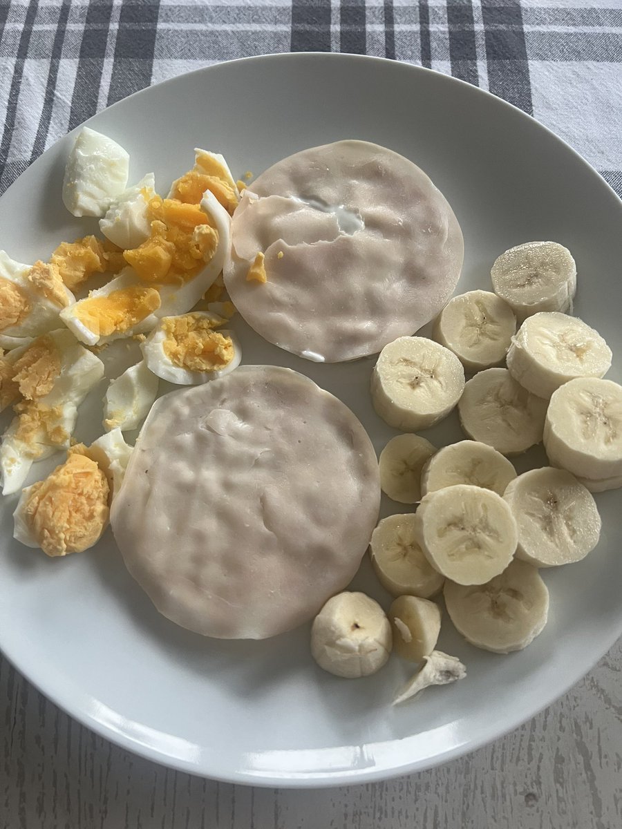 plupblub's tweet photo. breakfast - 321 calories https://t.co/s2Ks3xbS8a