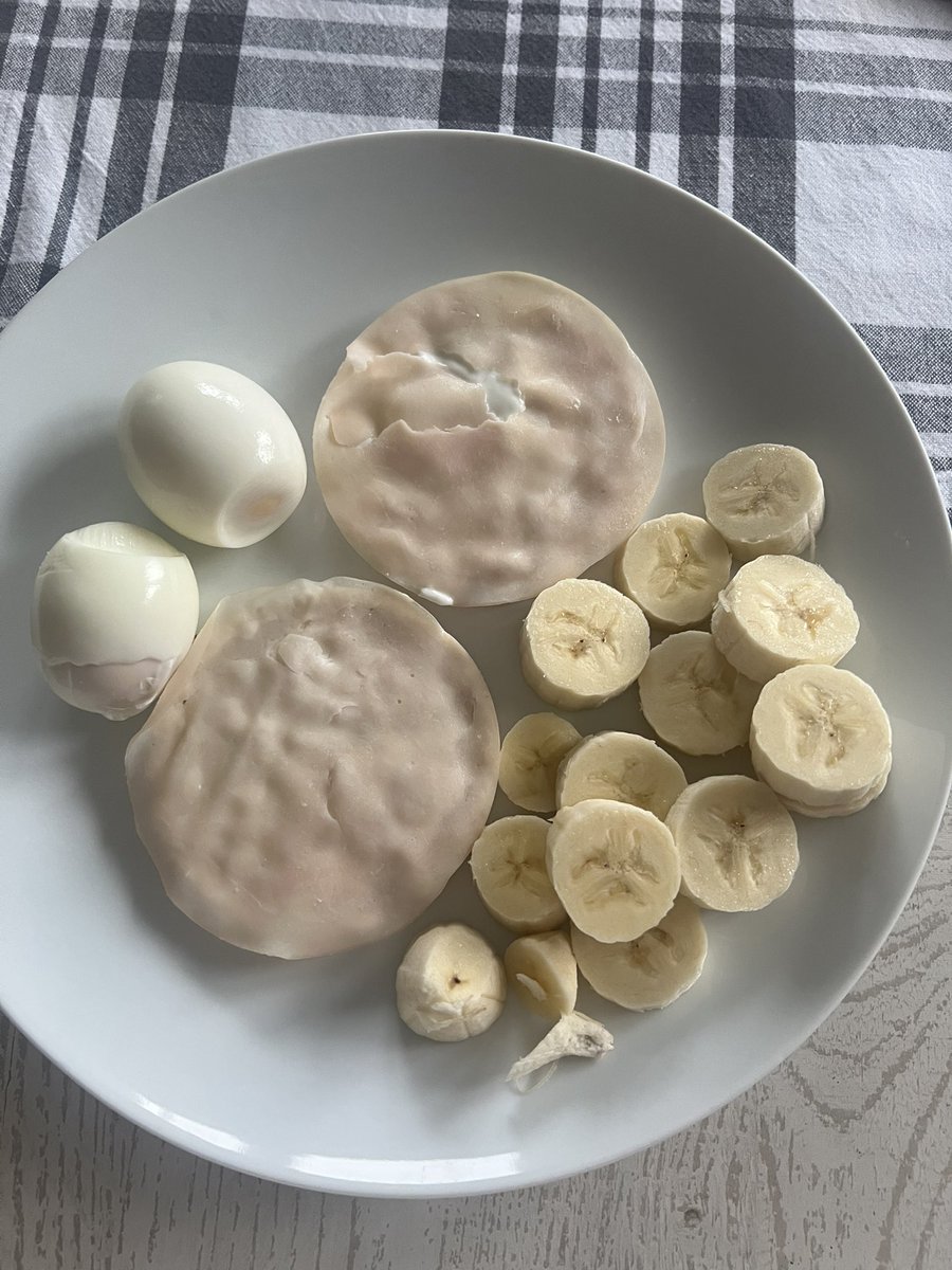 plupblub's tweet photo. breakfast - 321 calories https://t.co/s2Ks3xbS8a