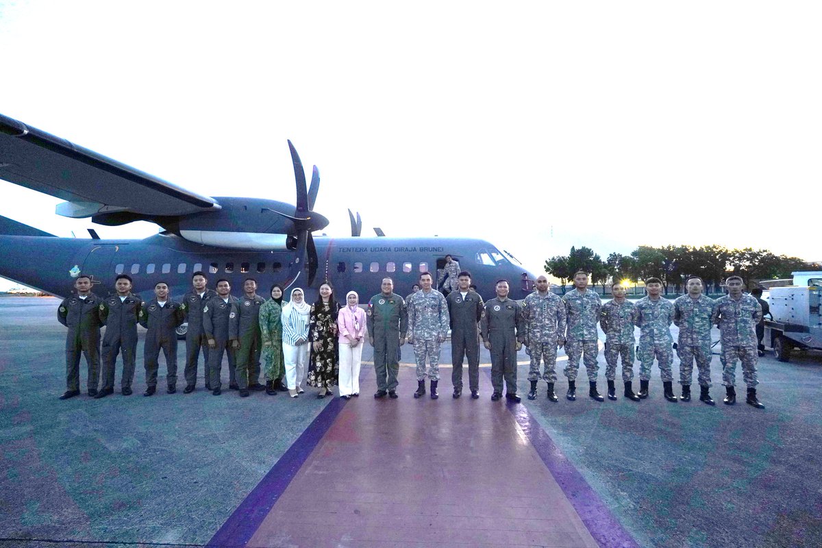 PhilAirForce's tweet photo. PAF NEWS | ROYAL BRUNEI AIR FORCE DEPLOYS C-295 AIRCRAFT TO AID PHILIPPINE DISASTER RESPONSE EFFORTS

See full article 👇 
https://t.co/nCl3BeNESP https://t.co/3HpCCjzgAP