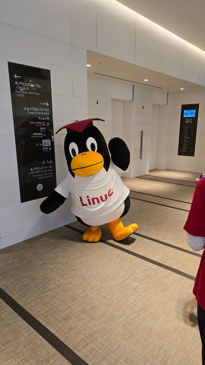 StorytellerCZ's tweet photo. #ossummit Japan, we have a Tux walking around! https://t.co/nTNW2aP8fM