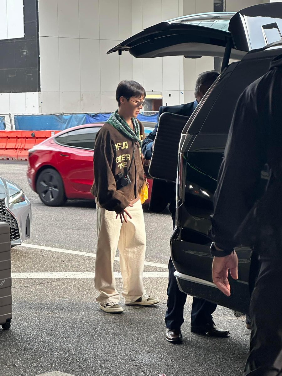 jay_inthebox_'s tweet photo. My baby is in LA🥲😍
WELCOME TO AMERICA j-hope
WELCOME TO AMERICA HOBI
#welcomebackjhope
#WELCOMEBACKHOBI
#jhopeisback
#jhopeChapter3 https://t.co/em8i0T6Dha