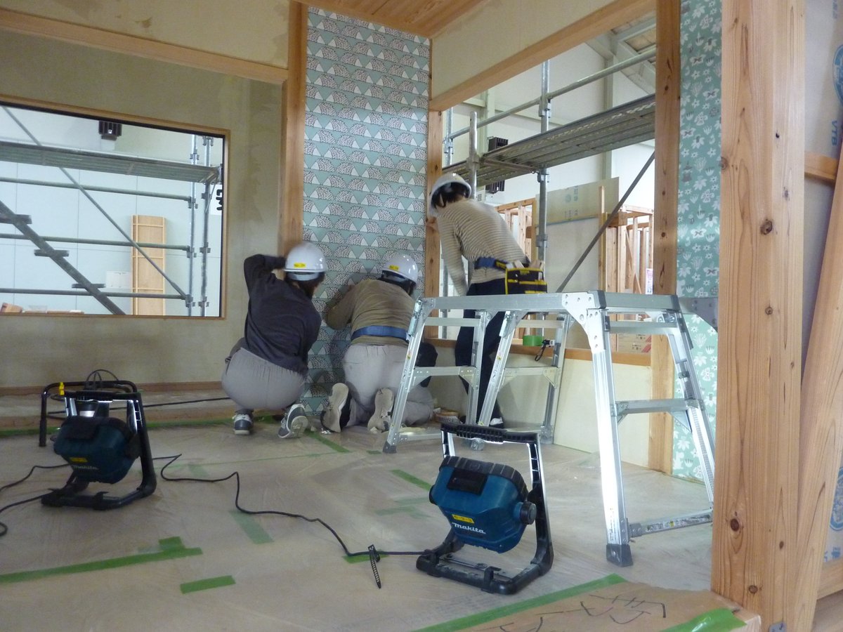 【訓練の様子をお見せいたします】
住環境計画科で行われる「壁紙張り」をご覧ください。
施設見学会も毎週火曜日開催中！
#ポリテクセンター　＃職業訓練　＃ご安全に