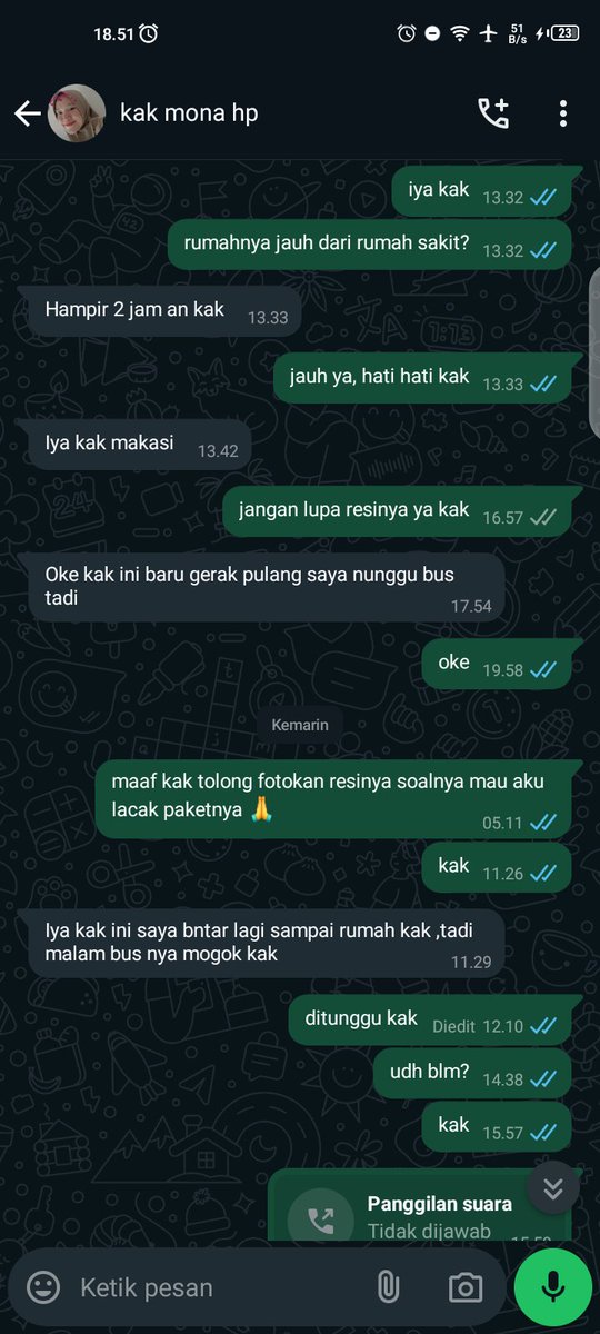 Nissaa2204's tweet photo. gue minta no resi tp ga dikasih dia alesan Mulu katanya masih di rumah sakit lah apalah. besokannya dia minta tf lagi 750k terus minta lagi 600k. goblok bgt gue lngsung tf yg 750k terus gue tf juga 300k buat ongkos dia balik ya karna gue butuh no resinya ajgg https://t.co/Q60lYSWBPF
