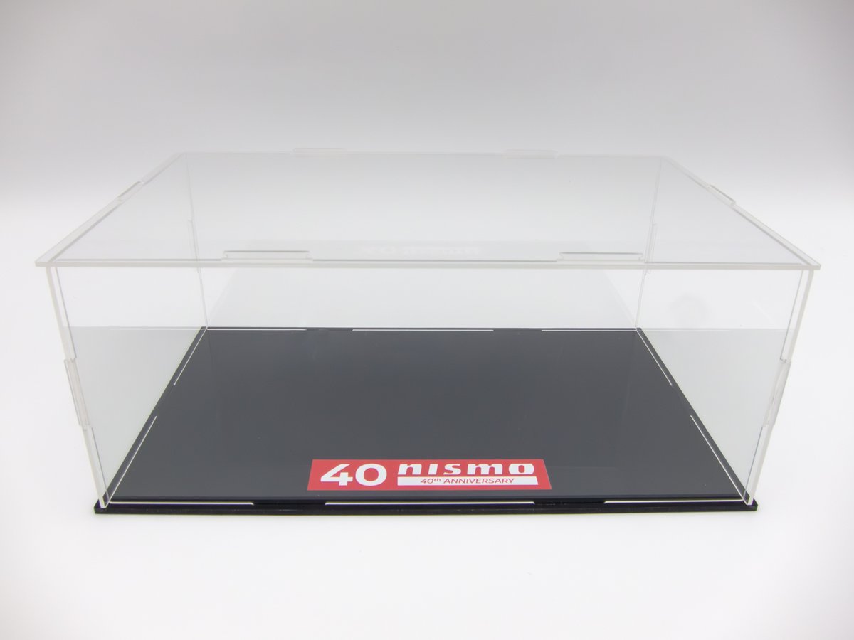 ニスモ40周年を記念した組立式アクリルケースにはニスモのロゴマークが