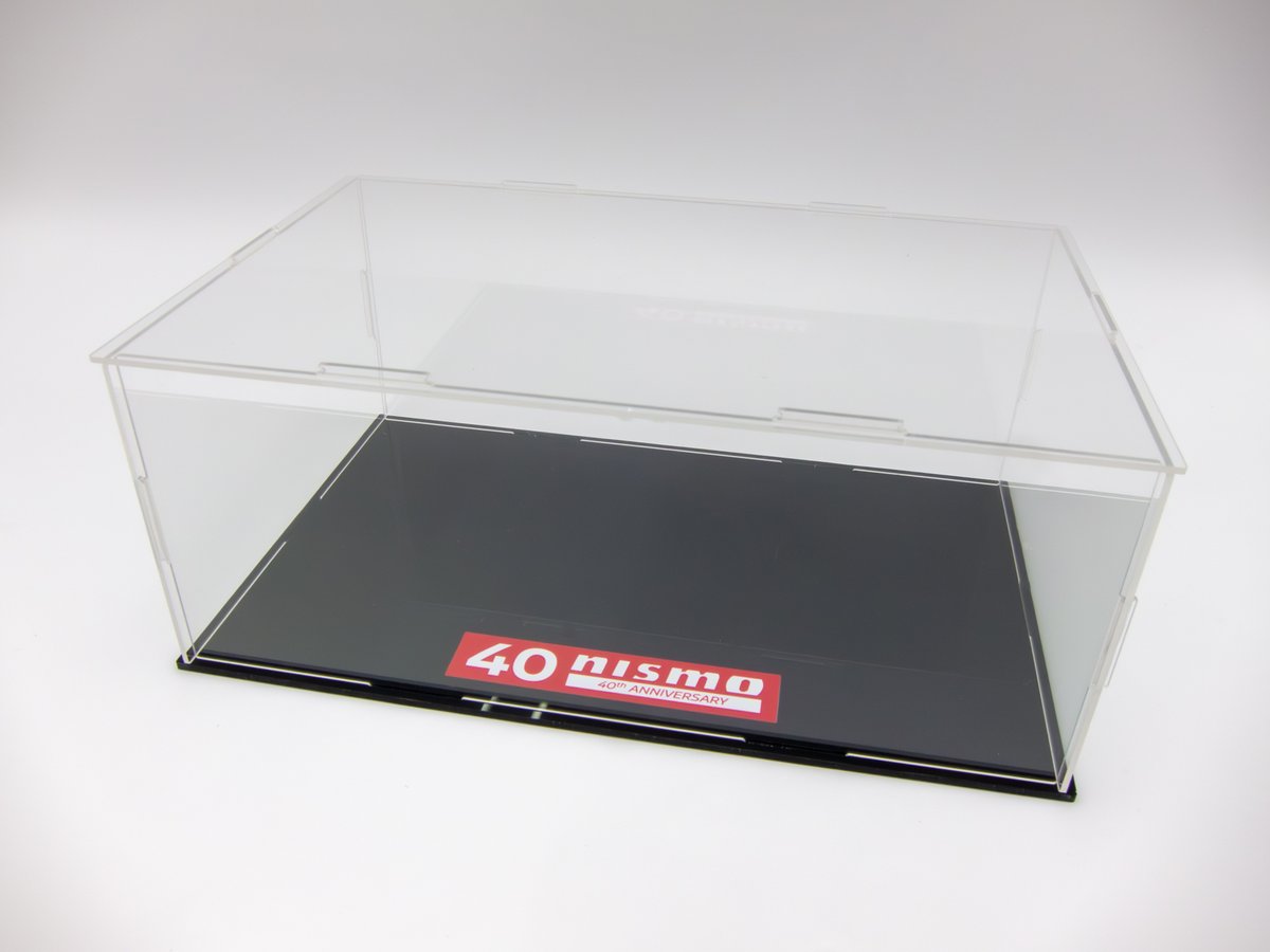 ニスモ40周年を記念した組立式アクリルケースにはニスモのロゴマークが