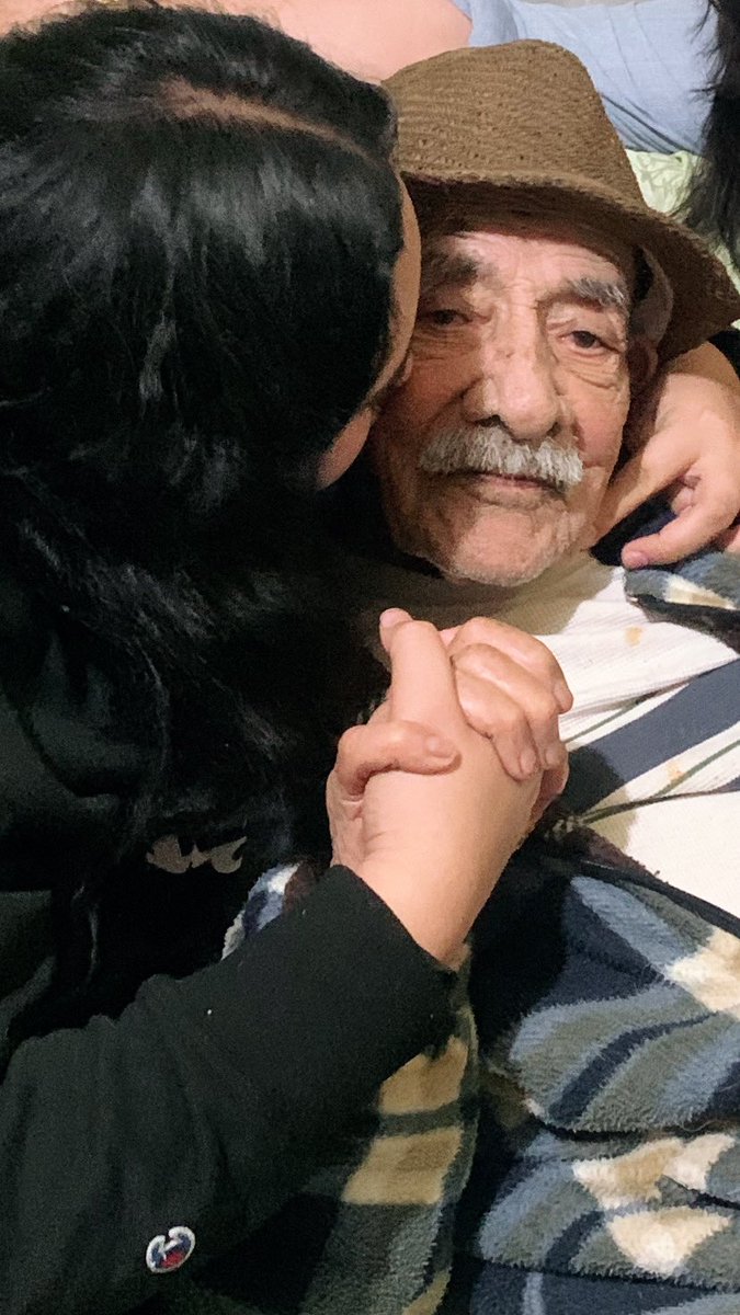 YariMeneses2's tweet photo. Amo tener a mi abuelito a mi lado 👴🏻🤍 https://t.co/t0ukBpsq4o