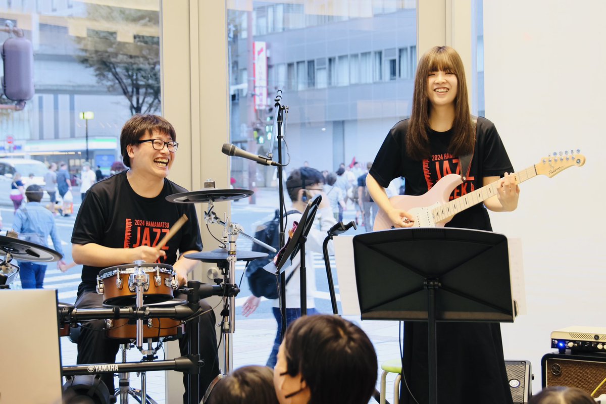 ハママツ・ジャズ・ウィークで合奏デモンストレーションでした✨

YAMAHA SYNCROOMを使い
新川モール組🎷🎹／ヤマハ浜松店組🎸🥁に分かれて演奏。

しかもSoftBank最新技術SRv6MUP(覚えた💡)を使っているのでスマホ1台だけ👀！！

スマホ片手に、どこからでも遅延なく音で繋がれる日は近いかも🙌！！