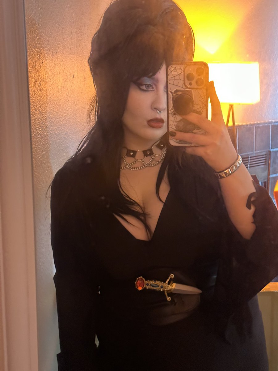 yourlocalmime's tweet photo. Elvira 🗡️ https://t.co/MzPTqFn84W