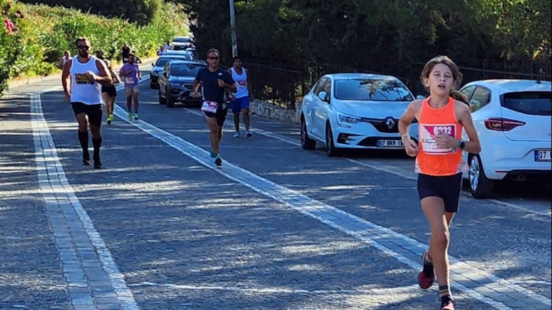 Bu nasıl bir rezalet?

Antalya'da 10 yaşındaki  Öykü Zeynep, 1200 lira ücretini ödeyerek Kaş'ta düzenlenen maratona kayıt yaptırdı.

Büyük bir başarı gösteren Zeynep, kadınlar kategorisinde 160 kadının katıldığı maratonu 2. olarak tamamlamayı başardı. 

Ne var ki iş ödül
