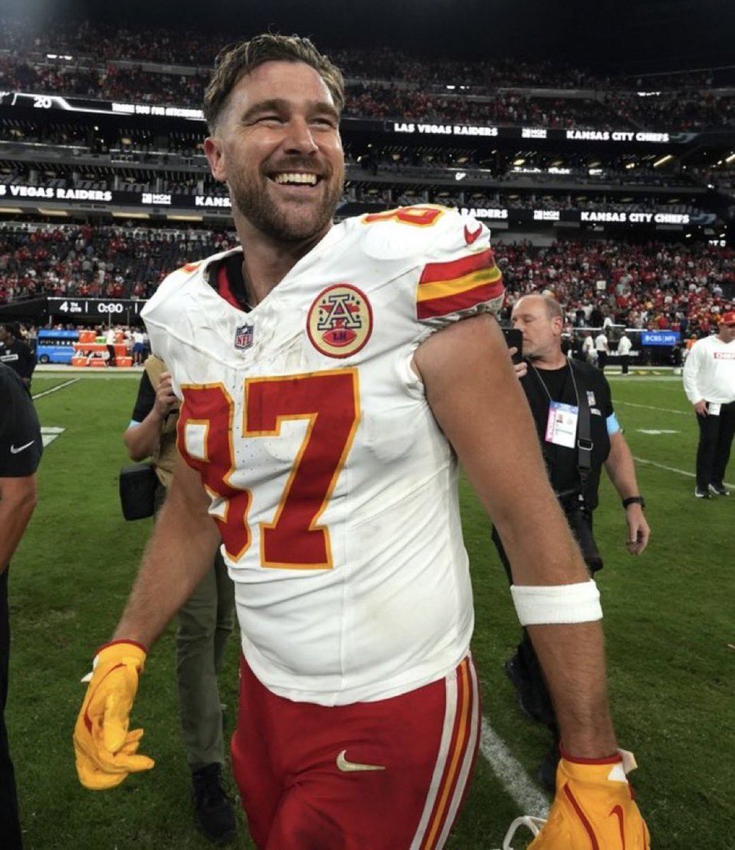perfectlyfine89's tweet photo. AND YOU’VE GOT A SMILE THAT COULD LIGHT UP THIS WHOLE TOWN https://t.co/wTDNOsQCua