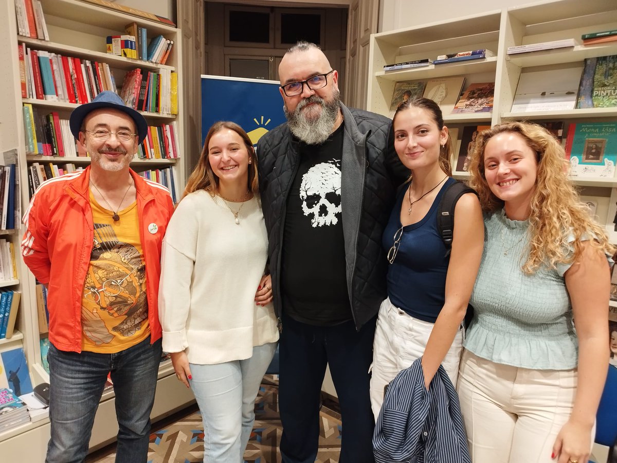 Nos lo pasamos bien el viernes en #eltercerpisoproteo de <a href="/LibreriaProteo/">Librería Proteo</a> con <a href="/granvico/">VICO</a> y su Era de Idiotas. Las estudiantes de periodismo <a href="/viccoronasmb/">Vic Coronas</a> <a href="/GloriaPerezRo/">Gloria Pérez</a> y <a href="/esperanzamen_/">Esperanza Mendoza</a> demostraron que la generación de cristal no va a romperse tan fácilmente.