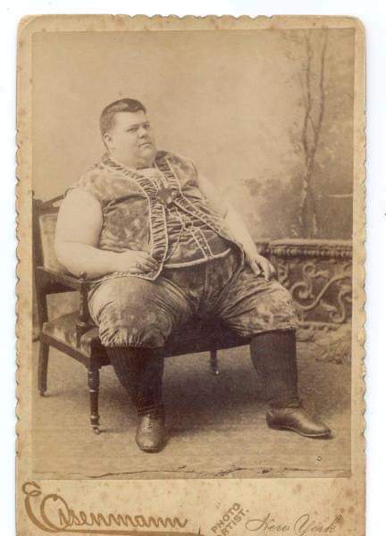jlgcapilano's tweet photo. El hombre que se anunciaba como el más gordo del mundo en 1900 (la gente pagaba para verlo en el circo) hoy no sería ni el más gordo de su Walmart/Carrefour. Algún día se estudiarán los crímenes cometidos contra la salud física y mental del ser humano en nombre del Progreso® https://t.co/suZhVd9X8j