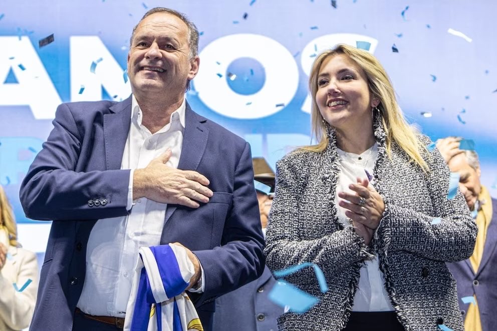 FernandoROD_UY's tweet image. 👉 ESPERO ANSIOSO
Los #DEBATES entre ⁦@AlvaroDelgadoUy⁩ y Orsi,
Y ⁦@Valeriaripoll3⁩ y Cosse

👉 A #ReelegirUnBuenGobierno 
👉 #CodoACodo la #CoaliciónRepublicana 
UNA #MayoríaSilenciosa RESPALDÓ AL #PresidenteLacalle‼️🇺🇾🇺🇾🇺🇾