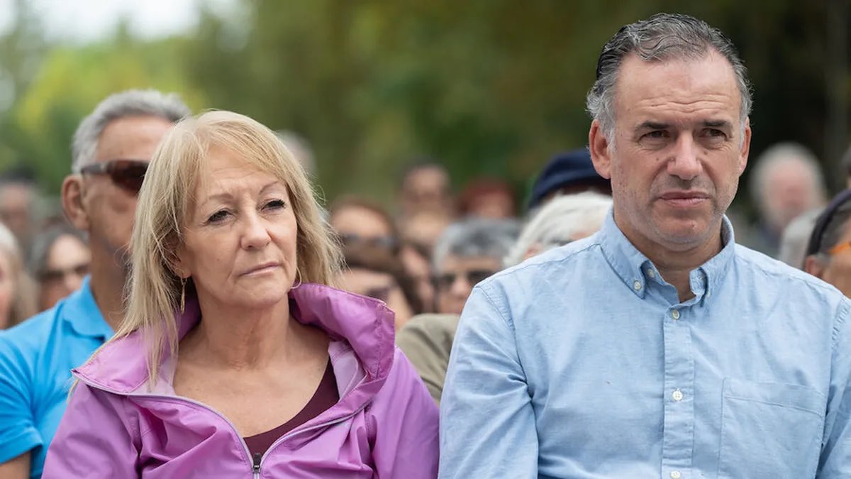 FernandoROD_UY's tweet image. 👉 ESPERO ANSIOSO
Los #DEBATES entre ⁦@AlvaroDelgadoUy⁩ y Orsi,
Y ⁦@Valeriaripoll3⁩ y Cosse

👉 A #ReelegirUnBuenGobierno 
👉 #CodoACodo la #CoaliciónRepublicana 
UNA #MayoríaSilenciosa RESPALDÓ AL #PresidenteLacalle‼️🇺🇾🇺🇾🇺🇾