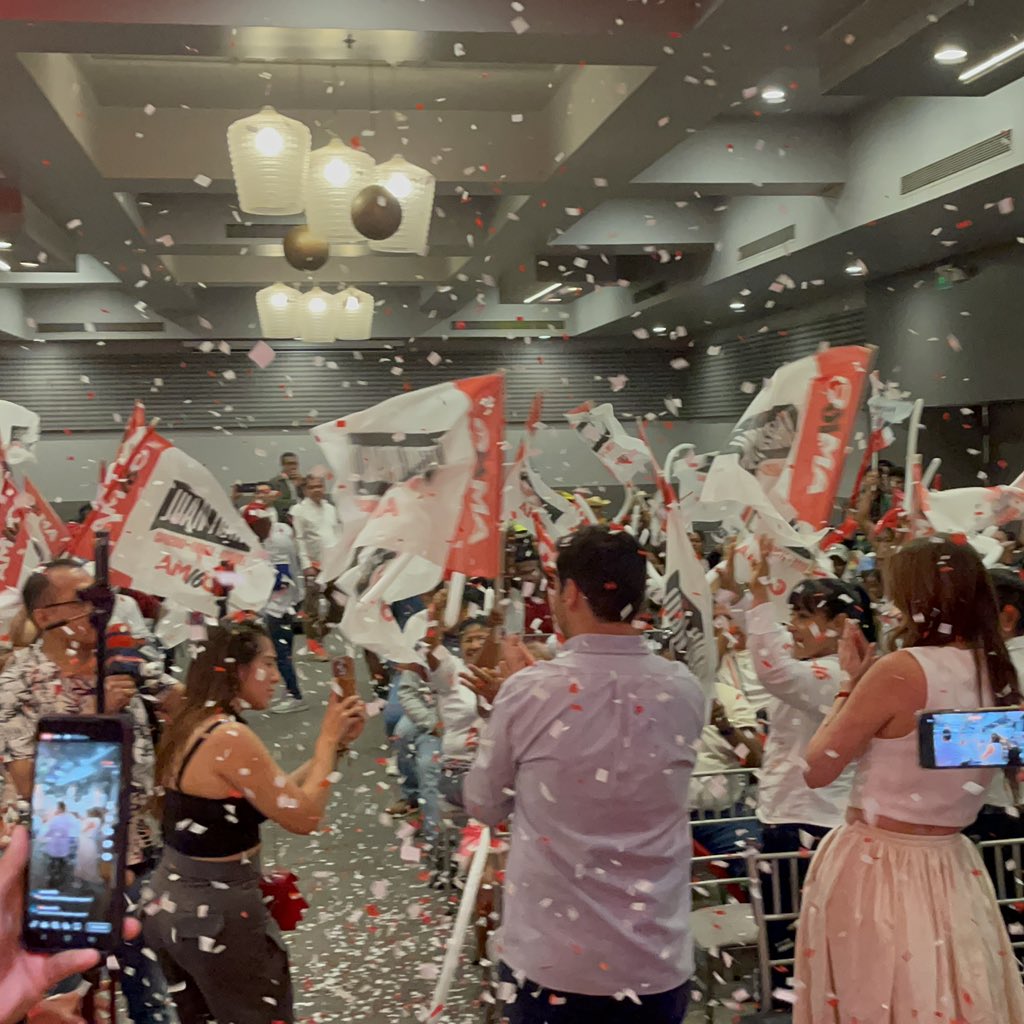 JuanIvanCuevaEc's tweet photo. 🔴 Machala | Con entusiasmo, alegría y emoción 🤩, vivimos la 4ta. Convención Provincial del Movimiento AMIGO en El Oro, del junto a @yakuperezg @CristinaReyesec @VictorBravoEc  @TereVelasquezZ 🤝🏻. La esperanza que refleja la mirada de cada uno de los militantes continua fortaleciendo mi convicción de lucha 💪🏻.
Seguiremos recorriendo 🚐 el país 🇪🇨, y uniendo a los ecuatorianos con nuestro mensaje de capacidad, firmeza y honradez ✅😉. 
 
#SomosElCambio
#firmeza
#JuanIvánSabeComo