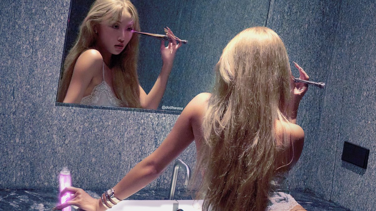 dollhwasa's tweet image. &quot;Drink that potion, and you&apos;ll never grow even one day older. Don&apos;t drink it, and continue to watch yourself rot.&quot;

Hwasa in Death Becomes Her AU 🍷
#2024MAMAVOTE #HWASA