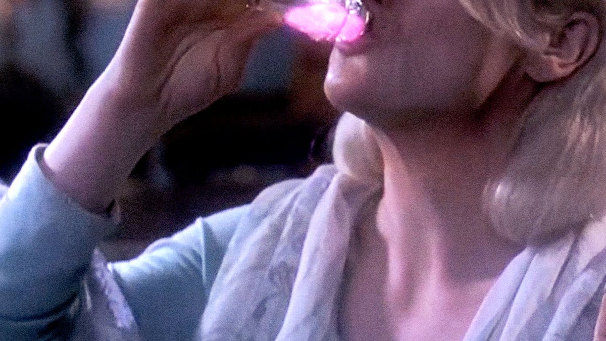 dollhwasa's tweet image. &quot;Drink that potion, and you&apos;ll never grow even one day older. Don&apos;t drink it, and continue to watch yourself rot.&quot;

Hwasa in Death Becomes Her AU 🍷
#2024MAMAVOTE #HWASA