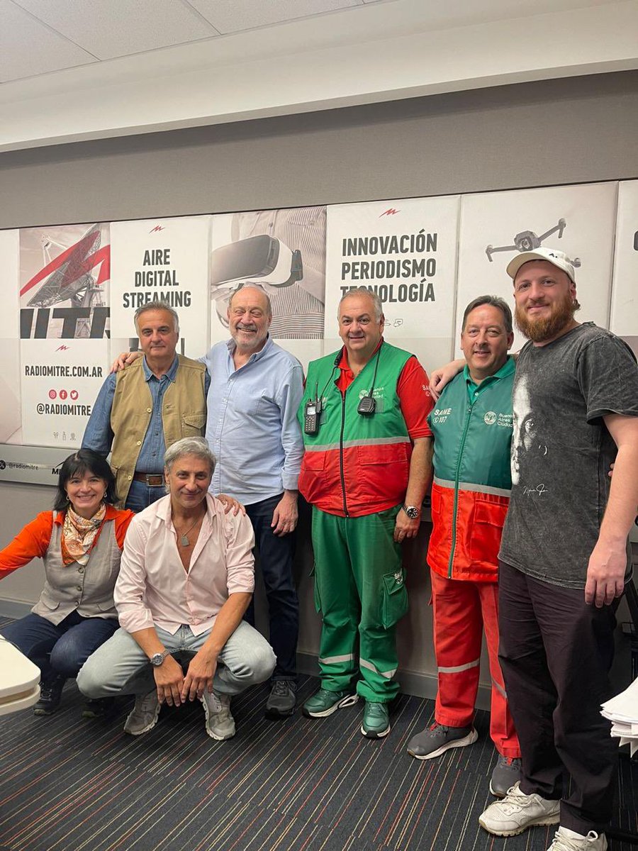 alfleuco's tweet photo. Todo el equipo de Le doy mi palabra con el genio del dr Alberto Crescenti.
Gran entrevista hoy con el jefe del SAME. Atienden mil emergencias diarias con un profesionalismo reconocido mundialmente. Gracias a todos los integrantes del SAME que viven salvando vidas. https://t.co/vgC8L4250m