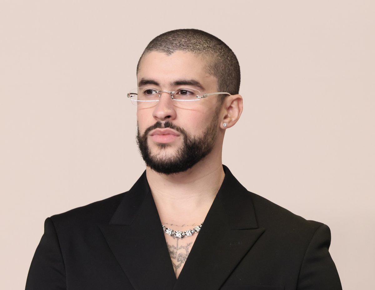 Variety's tweet photo. Bad Bunny, Jennifer Lopez and Ricky Martin were among the notable industry figures who boosted Democratic presidential candidate Kamala Harris on Sunday after a speaker at Donald Trump's rally in New York called Puerto Rico “a floating island of garbage.” https://t.co/LaGnUfZpFO https://t.co/xrrBHHT32k