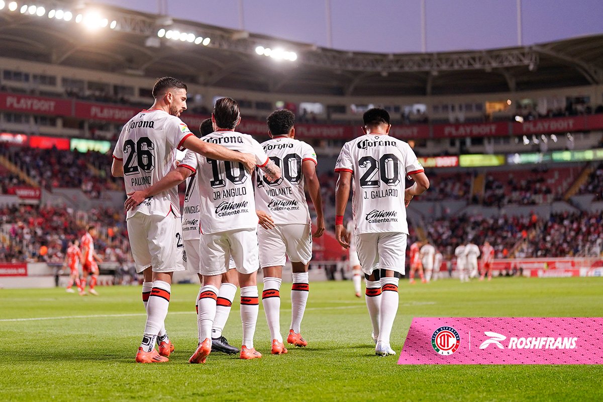 TolucaFC's tweet photo. 📸👹| ¡Las postales del primer tiempo en el Estadio Victoria! Los estamos ganando al medio tiempo 2-0, con doblete de @jesusanguloo.
#TodosJuntos | @RoshfransMX https://t.co/l8wUXkVYUu