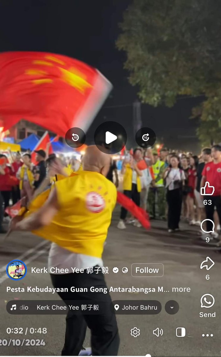 Salim_Iskandar's tweet photo. Korang tahu tak, rupa-rupanya perarakan yang kibar bendera CHINA tu bukan sahaja berlaku kat Teluk Intan, tetapi turut berlaku kat Johor Bharu. 

Kali ni yang rasmikan perarakan tu adalah YB Kerk Chee Yee Adun Ayer Keroh Melaka. Merangkap Timbalan Speaker Negeri Melaka. 

Kali ni siap gambar, video dan segala bukti. DAP nak nafi lagi???