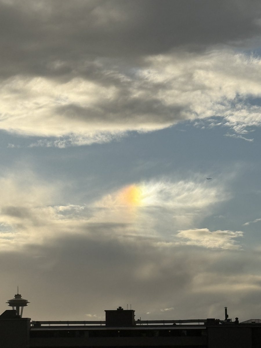 Mini-rainbow in a cloud. <a href="/NWSSeattle/">NWS Seattle</a> <a href="/KSeattleWeather/">Seattle Weather Blog</a>