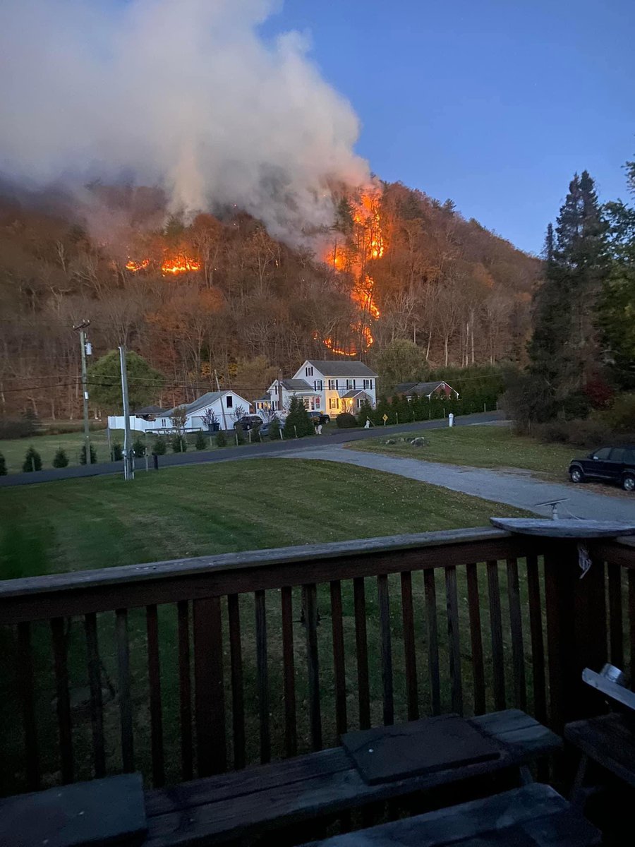 HotshotWake's tweet image. New Start, New York: There is a new start in Dover, New York near the Connecticut border. #nyfire #nywx #wildfire #pawling

Fire resources from both New York and Connecticut are on scene of the fire and have made good progress corralling the incident. 

Fire weather conditions