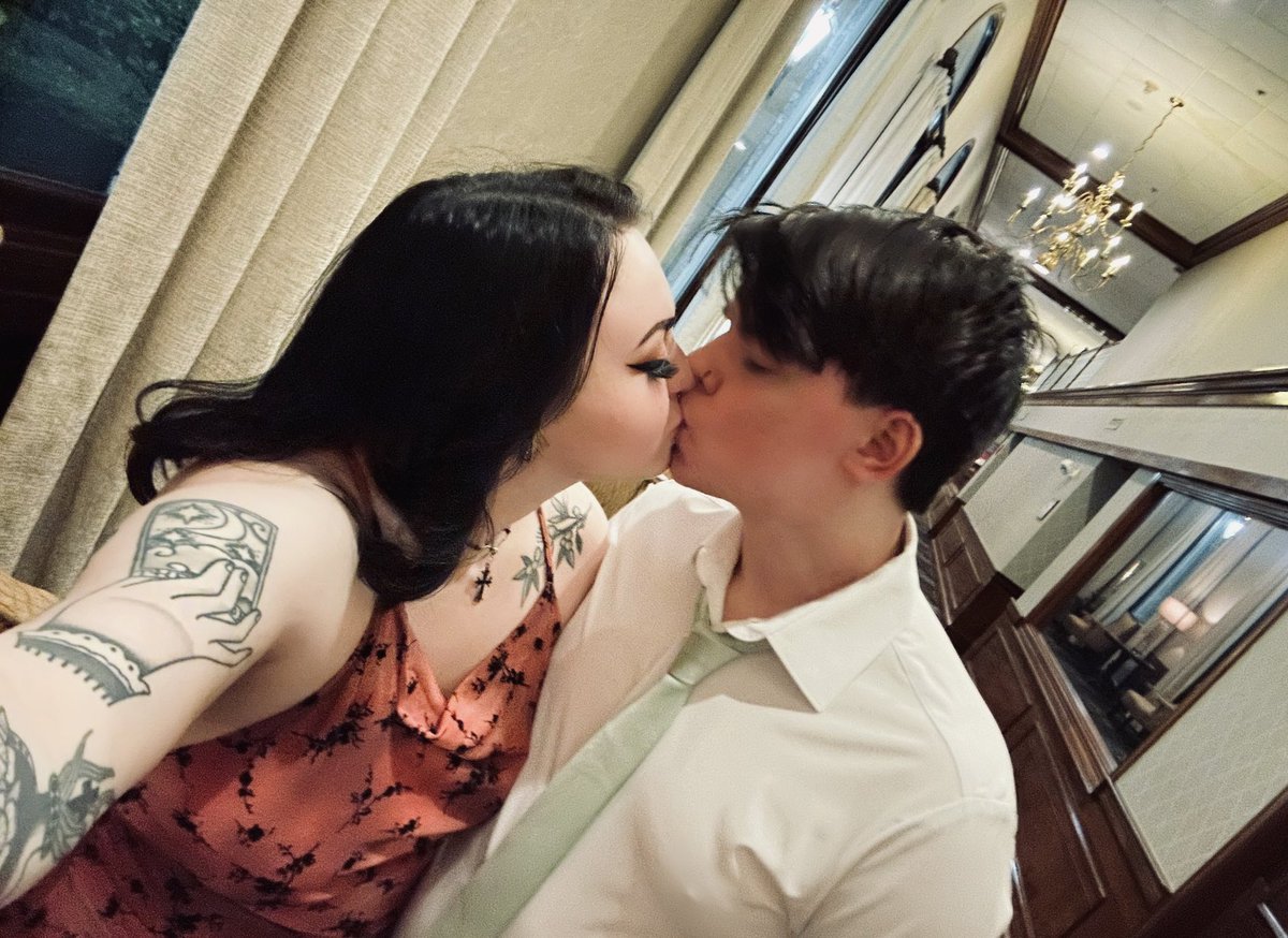 killmeslxwer's tweet photo. Me n my boy 🥰 @BradDomingus https://t.co/niKcCxefof