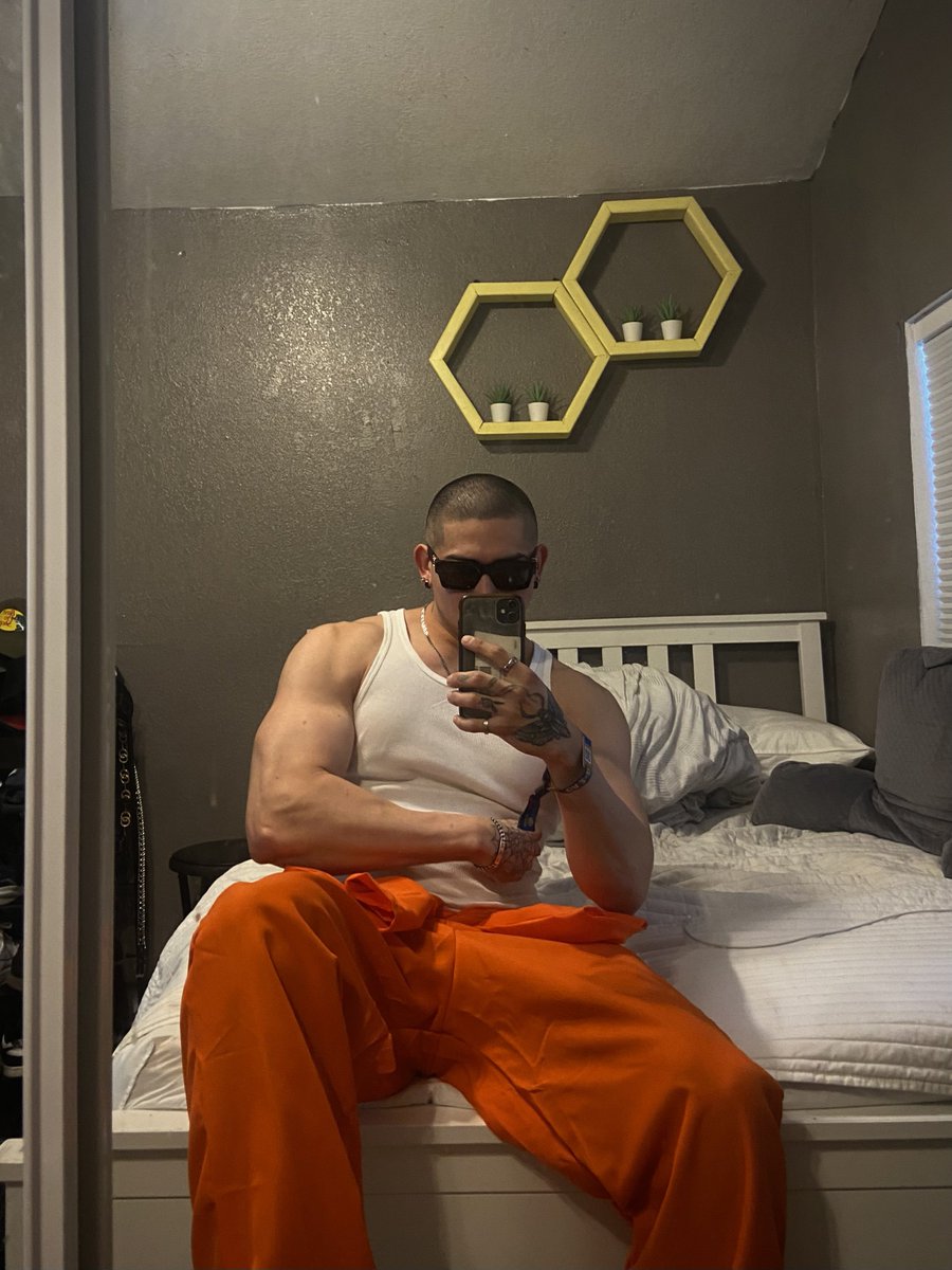 Andrew_Tapiaa's tweet photo. cuff me https://t.co/63h0XuIciQ