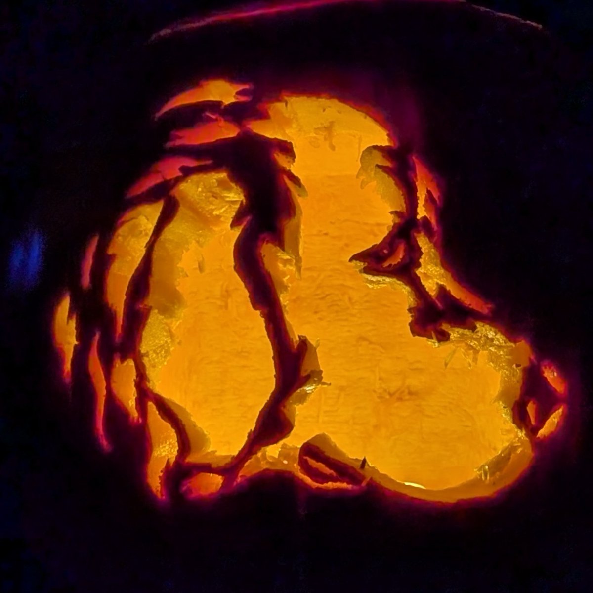 MockTurtlePower's tweet image. My golden retriever #pumpkin carving