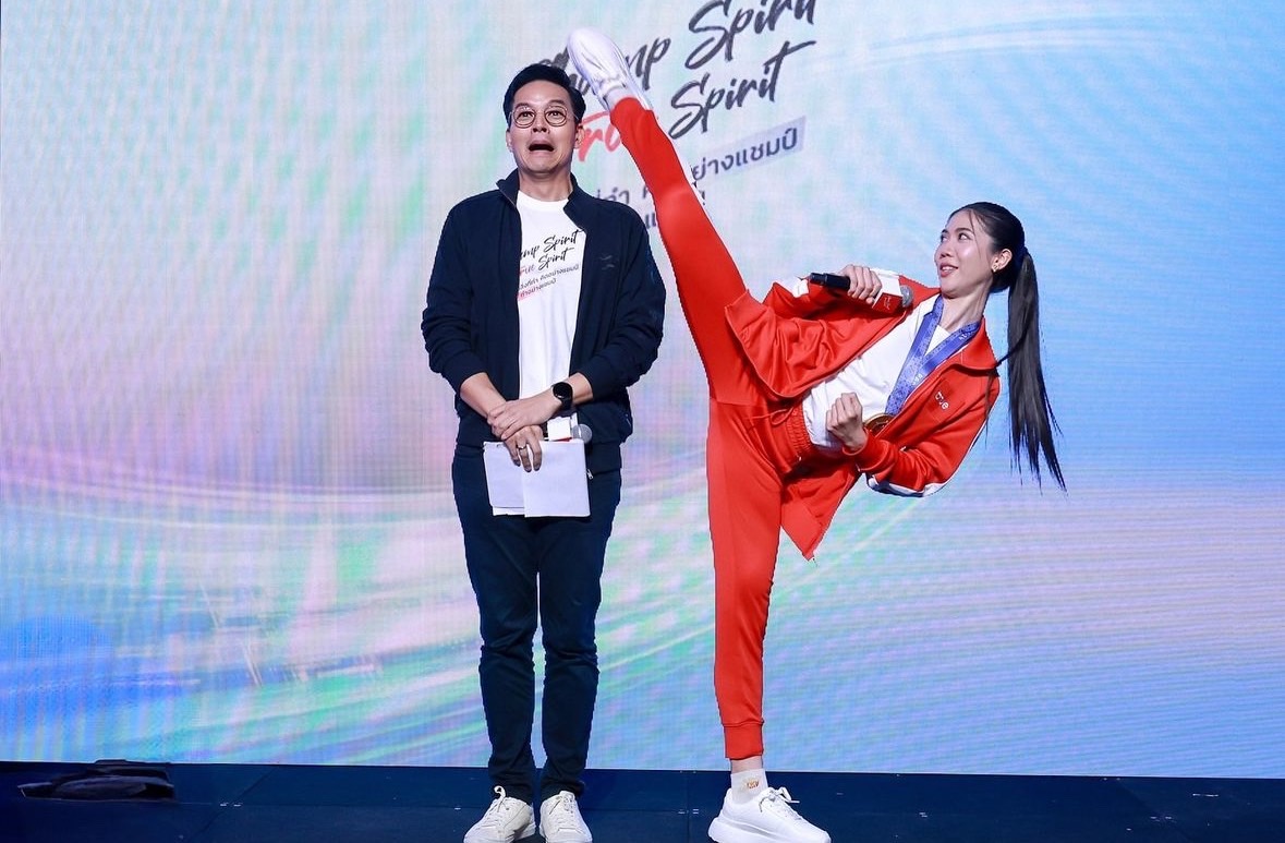 tinchok555's tweet photo. This is the third time I have been kicked over the head by the #taekwondo GOAT, two-time Olympic gold medalist, Panipak Wongpattanakit.
#truecorp https://t.co/RX5MN8opAh