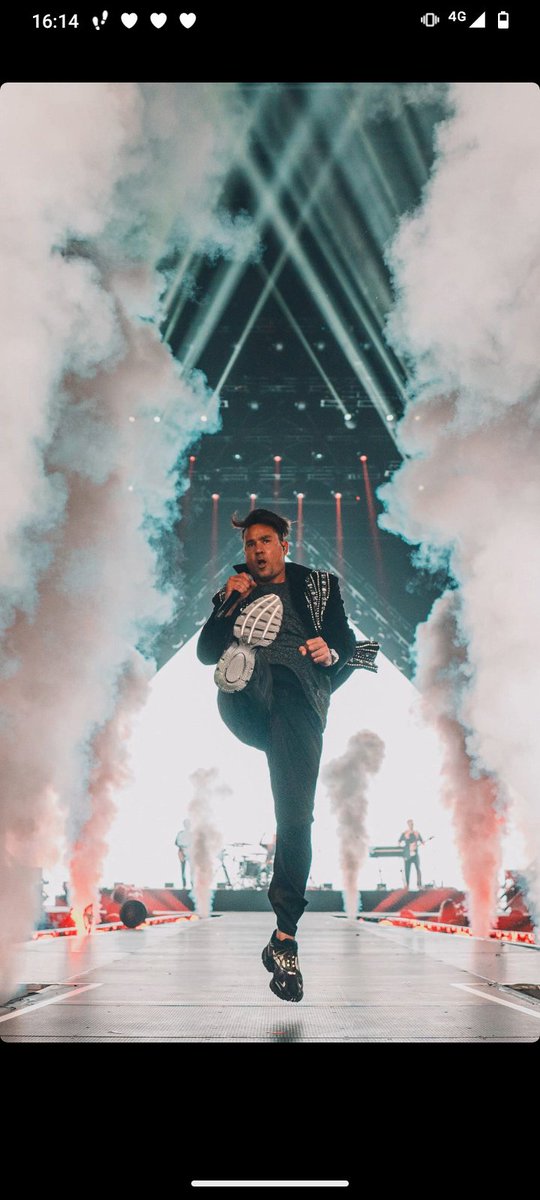 Romeo Santos cortó el show antes porque dice que le dolía la garganta.
Chano se despertó del coma, se agujereó la garganta, se inyectó para poder cantar, reunir a Tan Biónica y meter 25 sold out. Cada día que pasa Chano es más gigante.