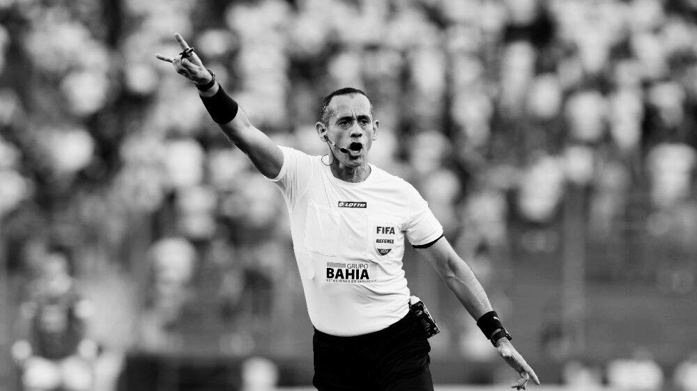 SomosOlimpia's tweet photo. La goleada no debe hacer que pase desapercibido lo del árbitro hoy, pocas veces vista la manera en que intentó inclinar la cancha inventando faltas cerca del área para el rival y llenando de amarillas a Olimpia. Si la diferencia no fuera tan grande estas cosas pueden bajarte de pelear un campeonato...
OLIMPIA DEBE ALZAR LA VOZ!!