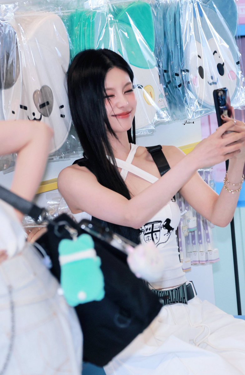 241027 TWINZY POP-UP STORE

깽이🐈‍⬛

#있지 #ITZY #예지 #YEJI