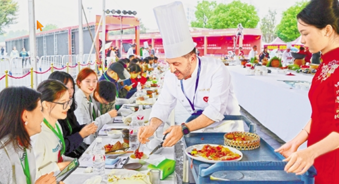 zhu_alice50849's tweet photo. 🍳🥢 Jinhua hosts a thrilling cook-off between Chinese and foreign chefs! An event filled with creativity, skill, and delicious dishes. #JinhuaCookOff #ChefShowdown #GourmetBattle https://t.co/SbR1IQR3Pm