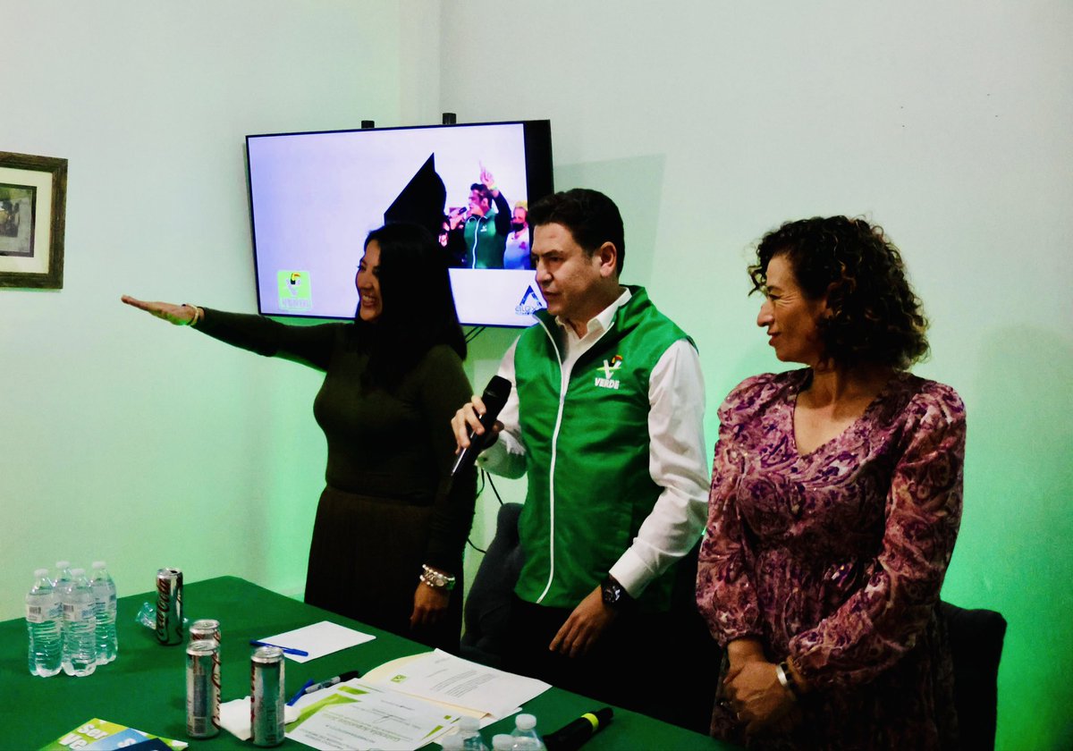 hector_sinecio's tweet photo. #MONITOR @astudilloqro Dirigente del @PartidoVerdeQu1 e integrante de @DiputadosVerdes en la @Mx_Diputados tomó protesta a @gabyarguelless cómo encargada del @partidoverdemex en la Capital de #Querétaro le exigió mucho trabajo de vinculación. Lo acompañaron @PERFLOSUA @Iga_2609 https://t.co/MYaL3pWlcu