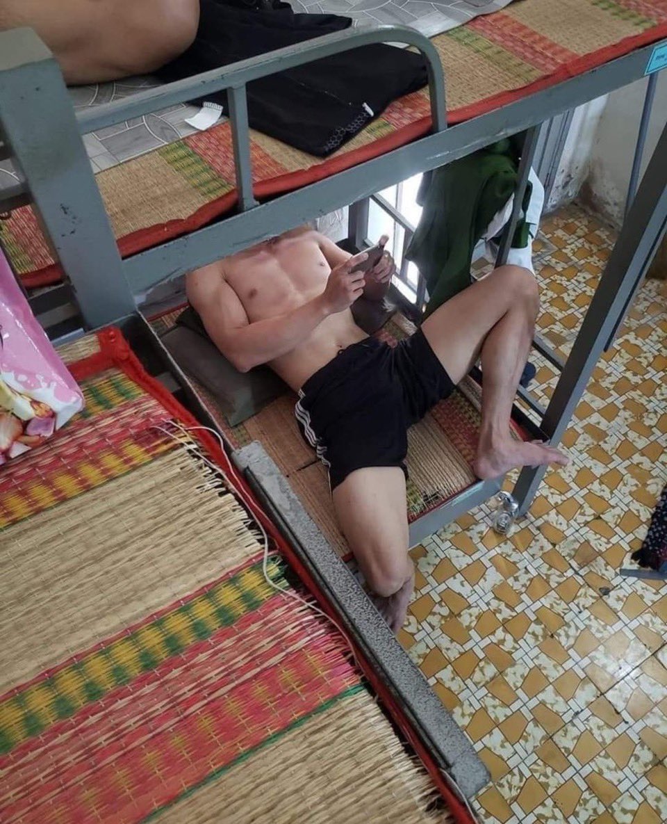 makensycrave's tweet image. U guys my roommate won’t take a fucking shower what do I do….