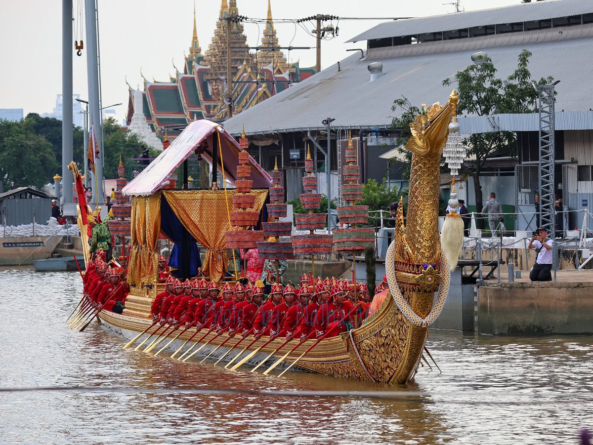 The Suphanahong Royal Barge 🙇‍♀️❤

#suphanahong #royalbarge #royalbargeprocession #chaophrayariver #bangkok #thailand