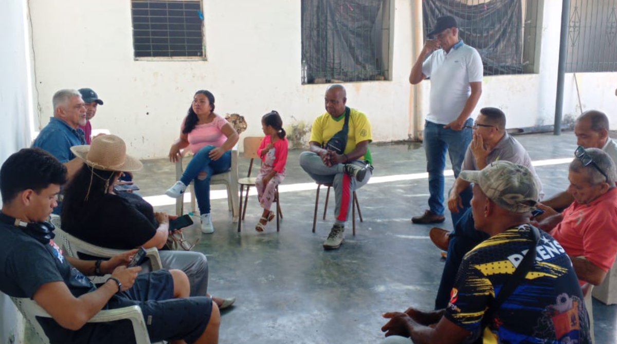 SPVCojedes's tweet photo. Hoy en Tinaquillo, Edo. Cojedes, se reunieron líderes de Soluciones para Venezuela para discutir la reforma de estatutos, fortalecer la formación sociopolítica, y avanzar en la propuesta de la comision legislativa y reorganización del partido.
💛💙❤️🤍 https://t.co/RvAubzJXMy