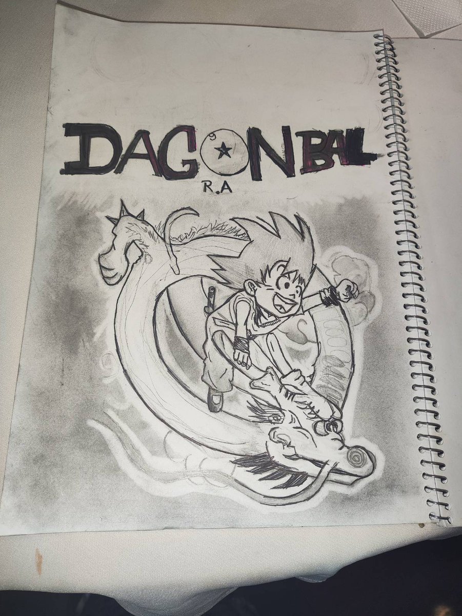 Tienes 11 años
te gusta Dragon Ball
y te acabas de enterar de que tu mamá
no estaba trabajando en Caracas.
Estaba en la cárcel.
Te dijeron tantas veces que te quería,
que le hacías mucha falta,
que estaba en algo importante
y que pronto volvería.
Todas esas veces fue verdad.