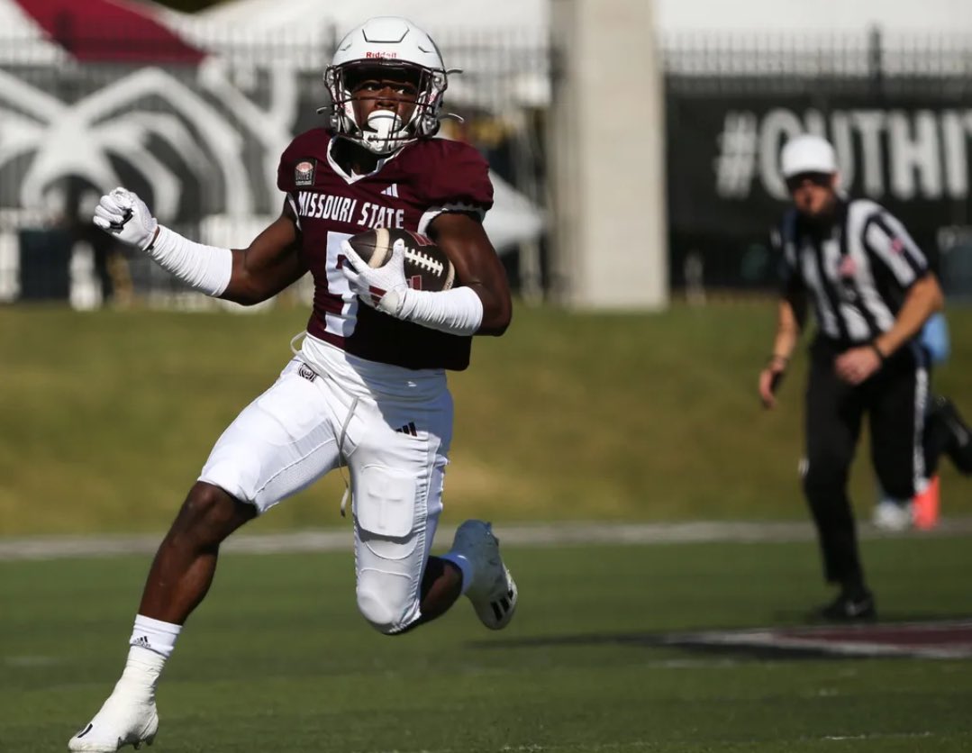 dezmo98's tweet photo. Blessed to receive a d1 offer from Missouri state #AGTG @Hunter_48_Adams @Madhousefit https://t.co/nVfWrsXVHE