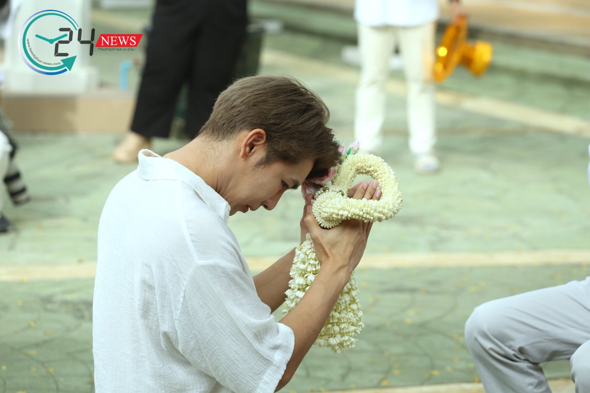 _24News_'s tweet photo. "มิว ศุภศิษฏ์" กราบขอขมา คุณพ่อ คุณแม่ ก่อนทำพิธีปลงผมนาค (1)

#MewSuppasit  
#มิวศุภศิษฏ์ ︎︎︎︎ https://t.co/CYZWakCOEj