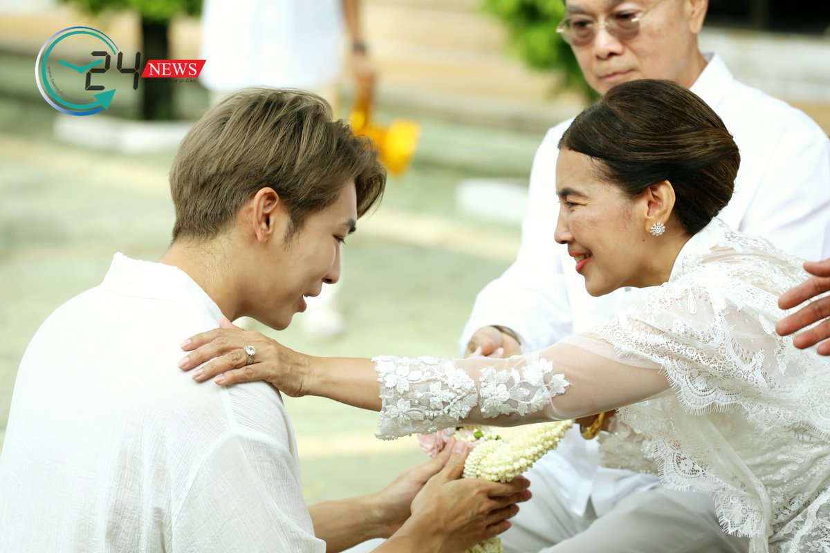 _24News_'s tweet photo. "มิว ศุภศิษฏ์" กราบขอขมา คุณพ่อ คุณแม่ ก่อนทำพิธีปลงผมนาค (1)

#MewSuppasit  
#มิวศุภศิษฏ์ ︎︎︎︎ https://t.co/CYZWakCOEj